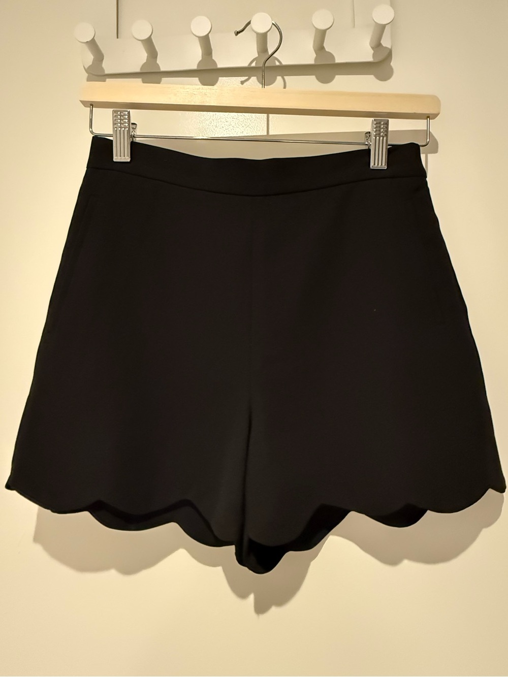 Wilfred Black High-Rise Scallop Hem Dress Shorts